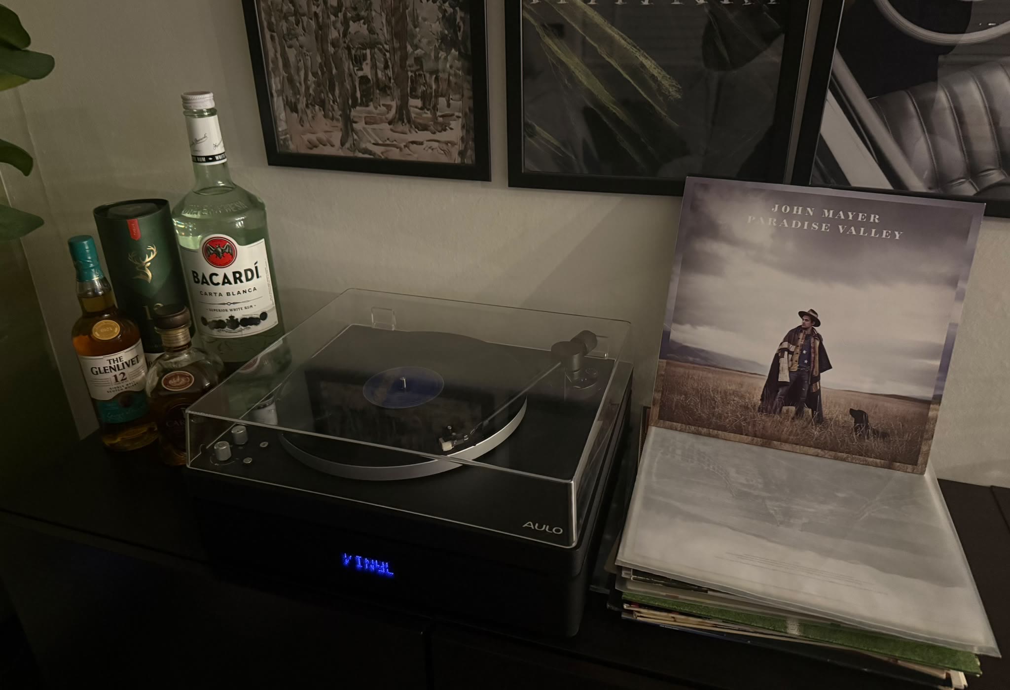 Mijn AULO platenspeler thuis, met een stapel platen ernaast